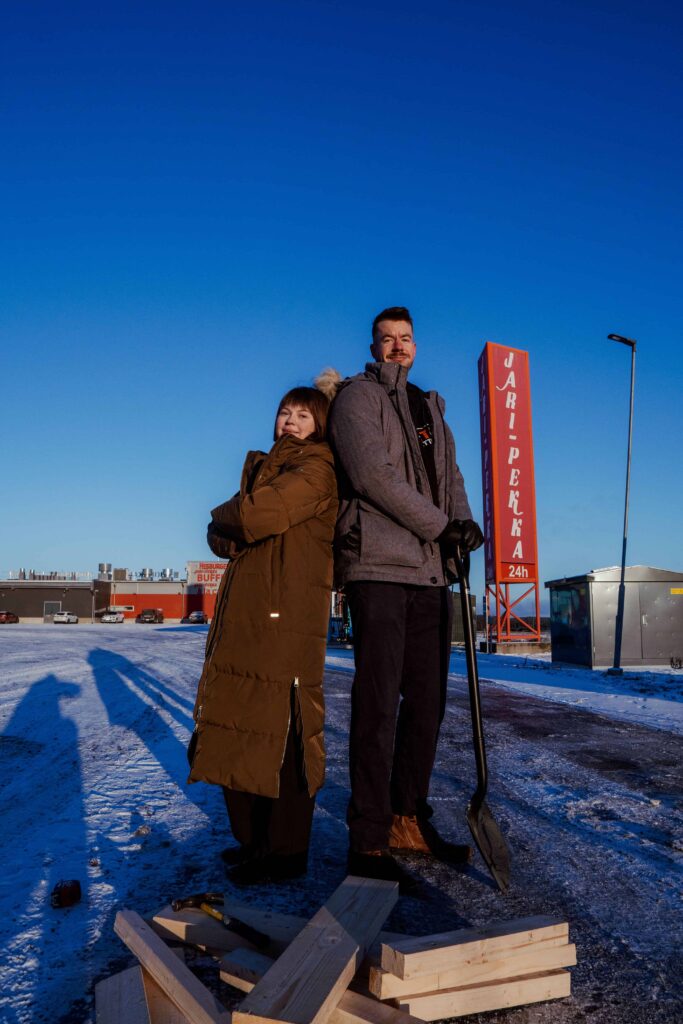 PunttiKontti Maisa ja Tatu Jari-Pekka Joroinen -liikenneaseman pihassa talvella.